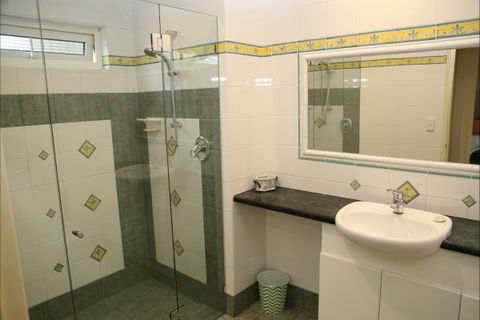 A Beach House Near Manly Two - Holiday Sunshine Coast 2